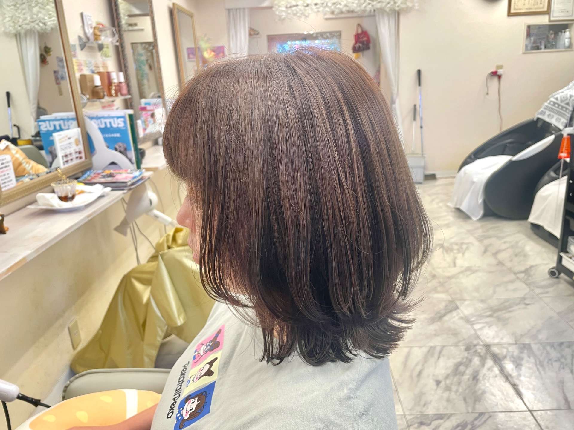 ブリーチなしミルクティーベージュ×外ハネくびれボブ